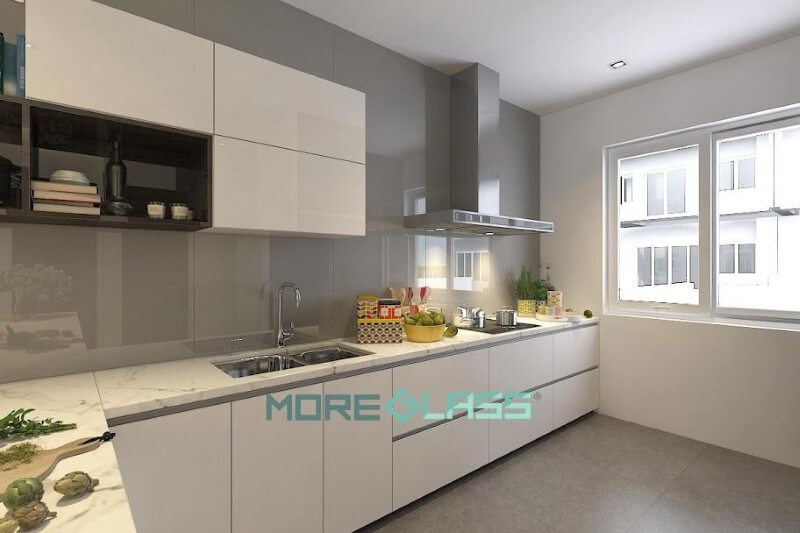 Mẫu kính bếp cường lực màu xám đậm cùng với màu trắng của tủ bếp là sự kết hợp hài hòa được nhiều khách hàng yêu thích. Thiết kế nội thất phòng bếp