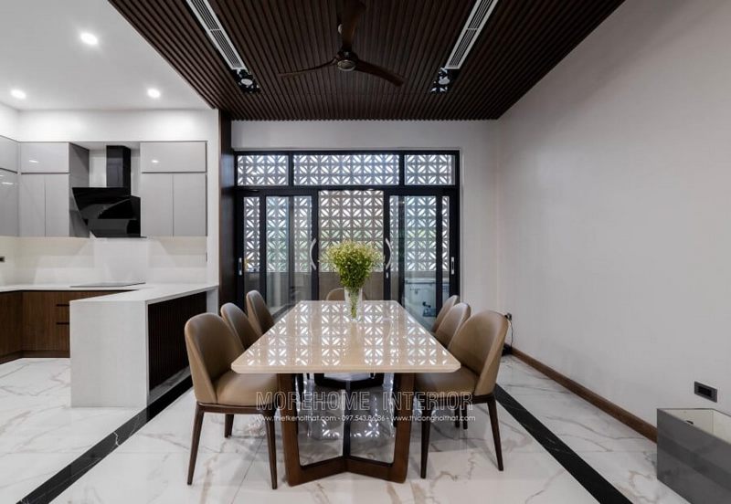 Thi công nội thất phòng bếp với đa dạng chất liệu cao cấp như đá nhân tạo, gạch lát nền, gỗ tự nhiên,...