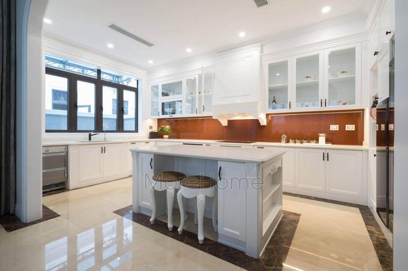 Kính ốp bếp với nghệ thuật trơn màu cam đất sẽ làm nên sự hoàn hảo cho tủ bếp tân cổ điển.